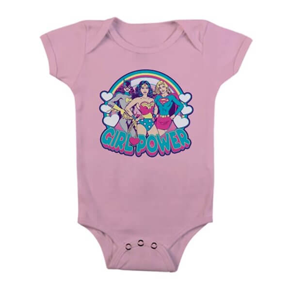 Lyserød Girlpower Babybody med Batgirl, Wonder Woman og Supergirl